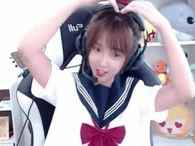 小桃首个Vlog：揭秘甜蜜生活中的糖心瞬间！